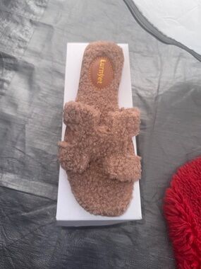 Cozy Fleece Slide Slippers in Taupe